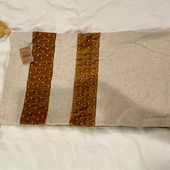 Creative co-op COOP pillow slip cover + pillow insert. Gold/orange tassels - Picture 4 of 6